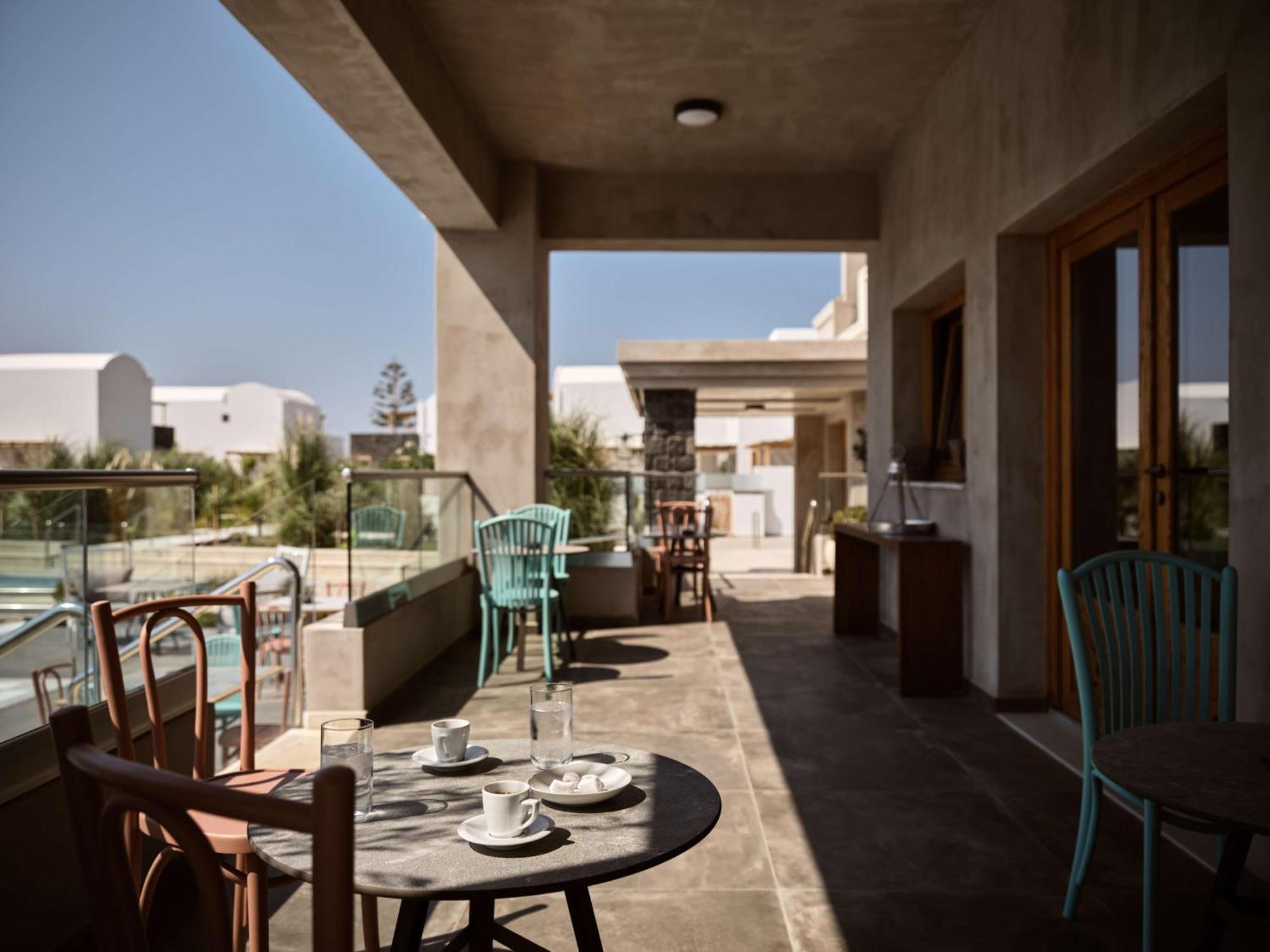 Sea Breeze Santorini Beach Resort, Curio By Hilton Agios Georgios  Екстериор снимка