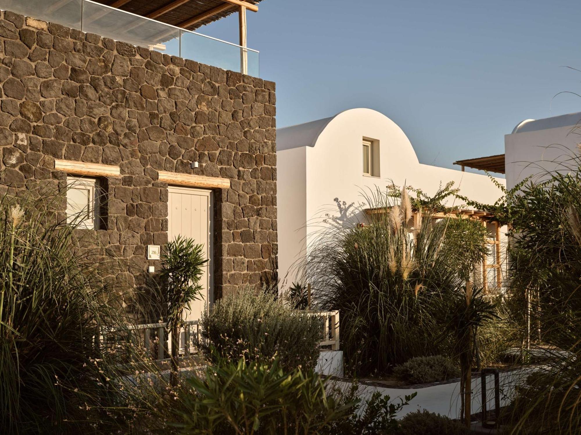 Sea Breeze Santorini Beach Resort, Curio By Hilton Agios Georgios  Екстериор снимка