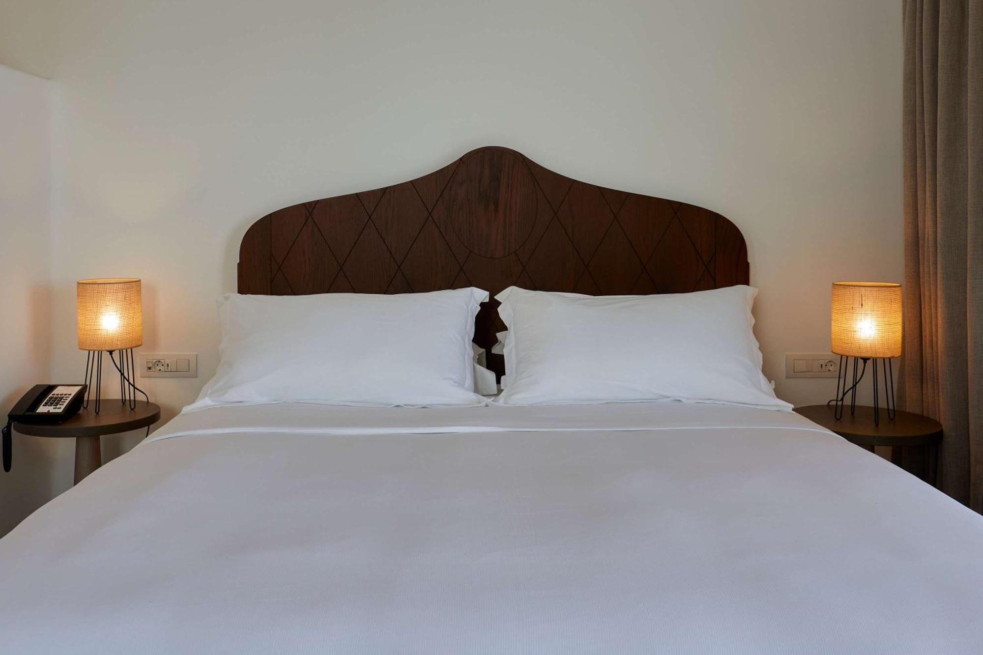 Sea Breeze Santorini Beach Resort, Curio By Hilton Agios Georgios  Екстериор снимка
