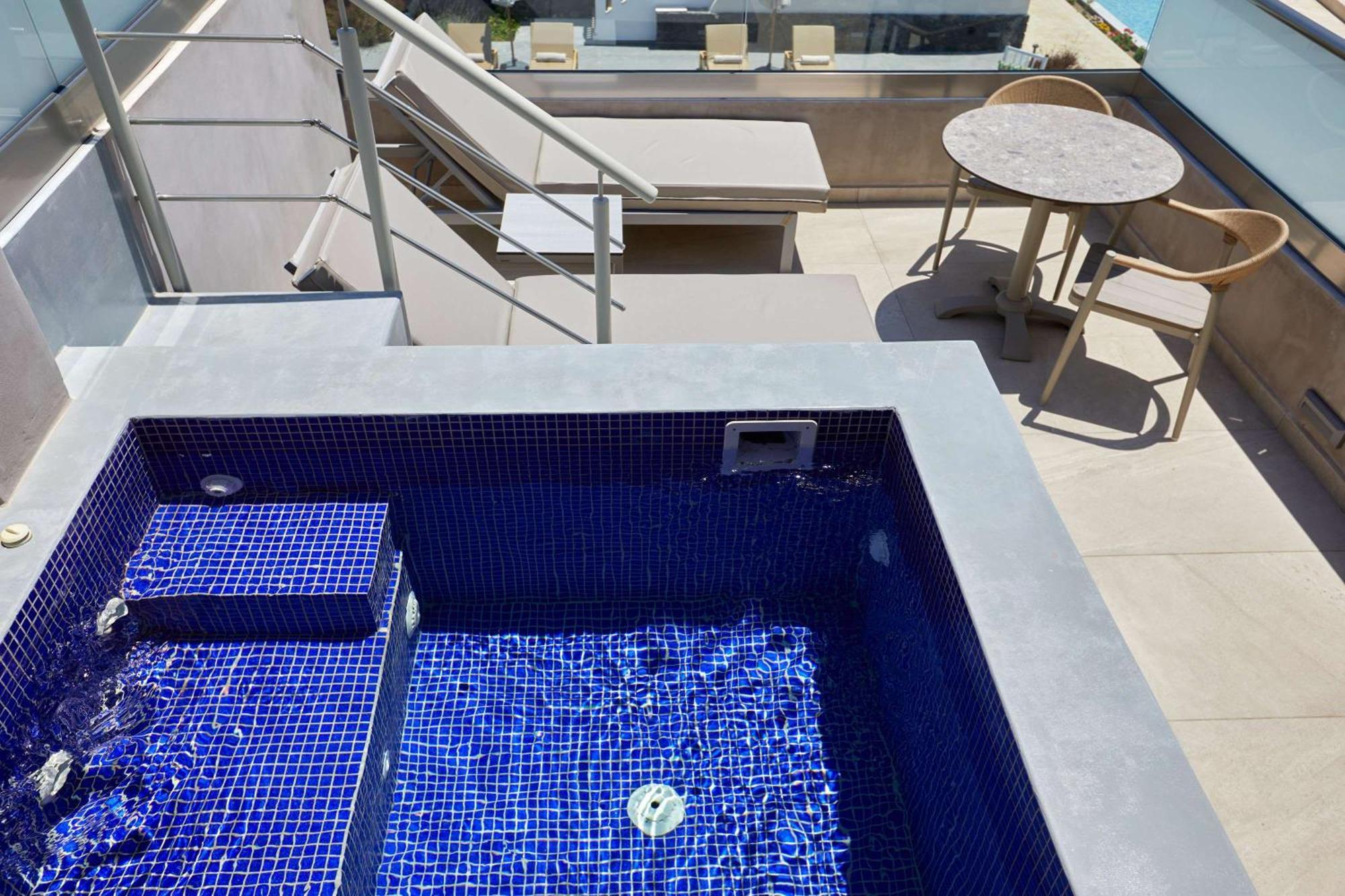 Sea Breeze Santorini Beach Resort, Curio By Hilton Agios Georgios  Екстериор снимка