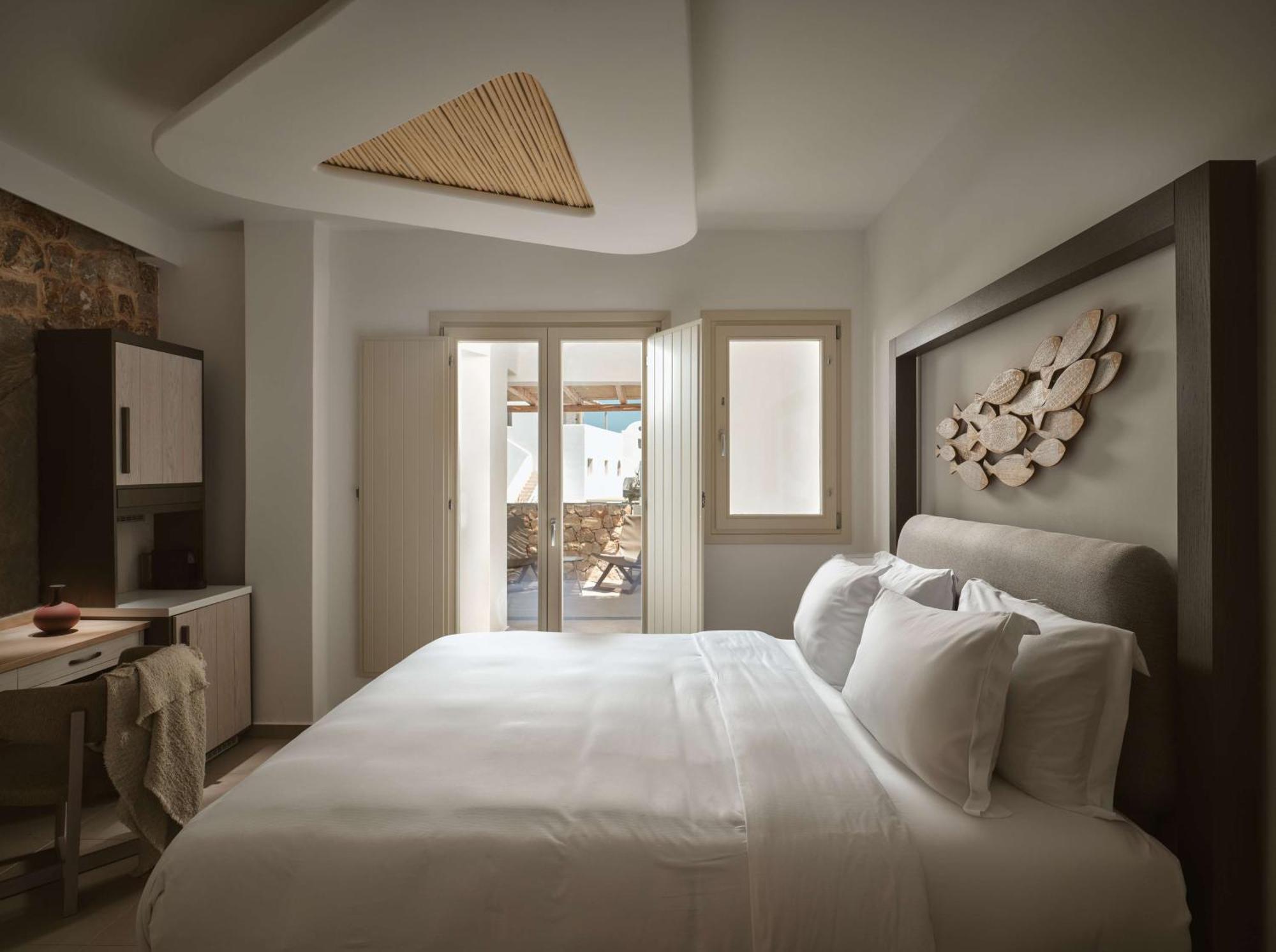 Sea Breeze Santorini Beach Resort, Curio By Hilton Agios Georgios  Екстериор снимка