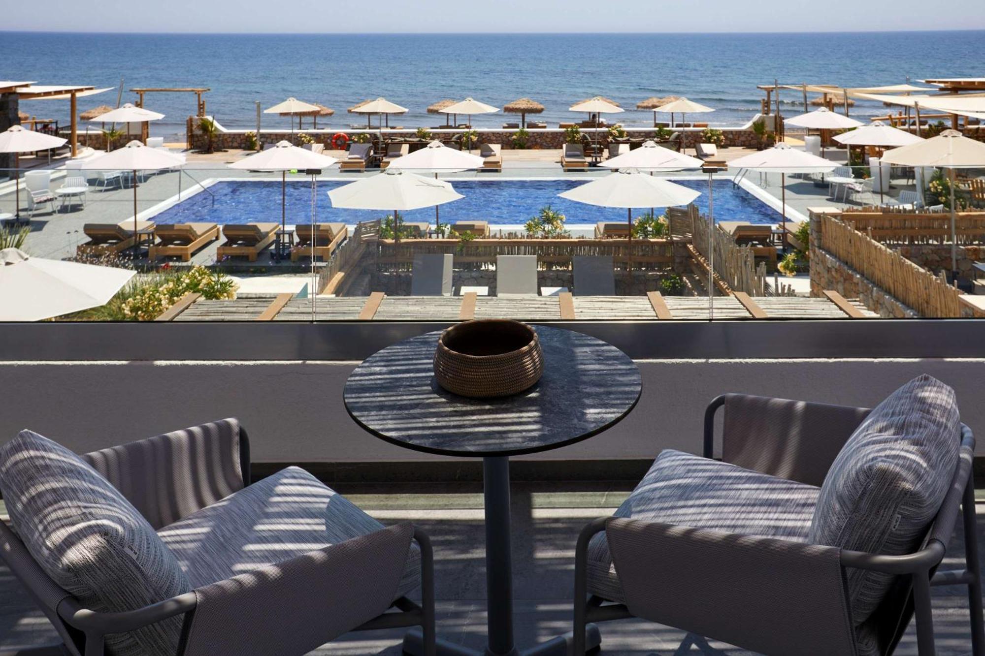 Sea Breeze Santorini Beach Resort, Curio By Hilton Agios Georgios  Екстериор снимка
