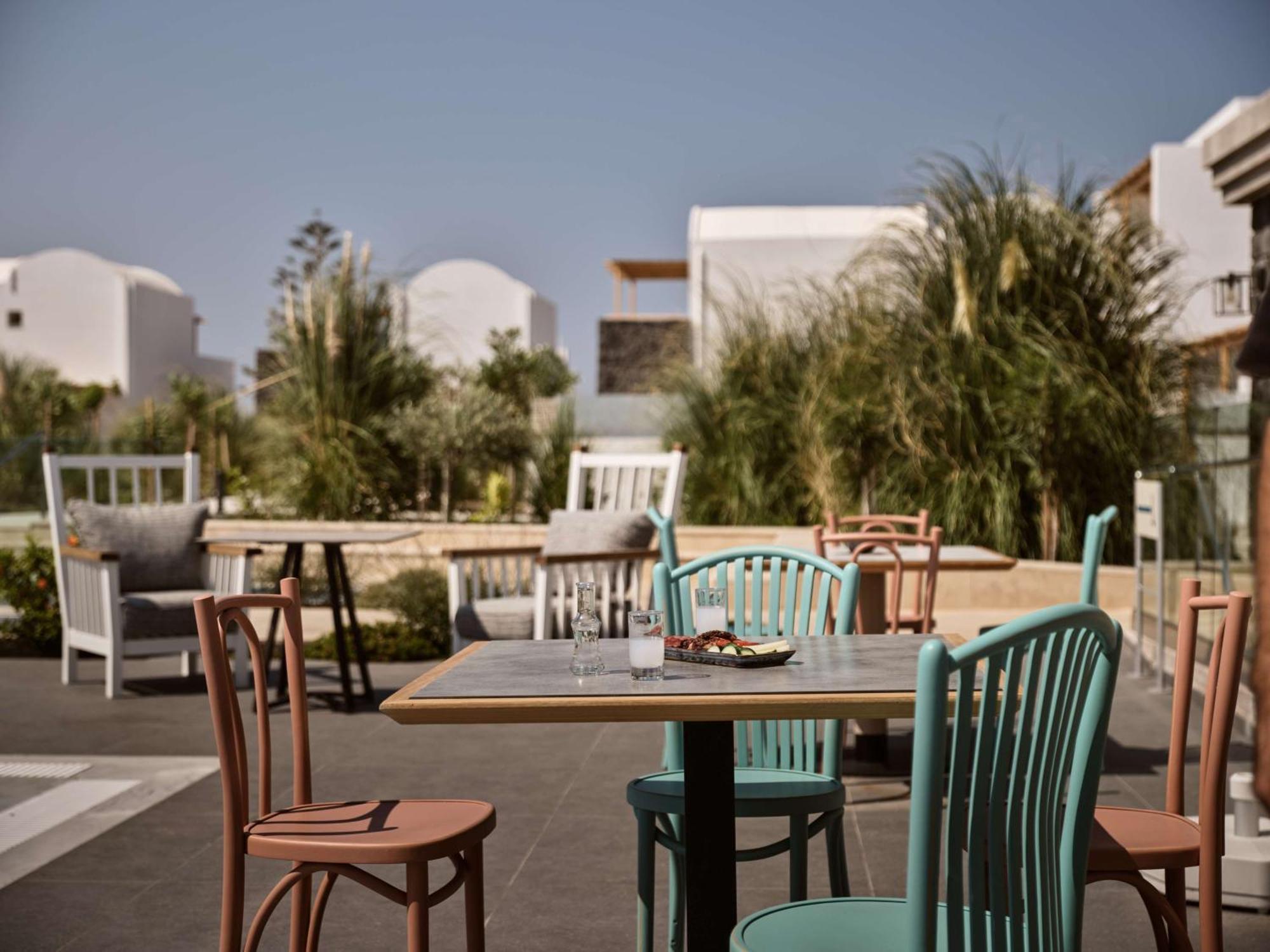 Sea Breeze Santorini Beach Resort, Curio By Hilton Agios Georgios  Екстериор снимка