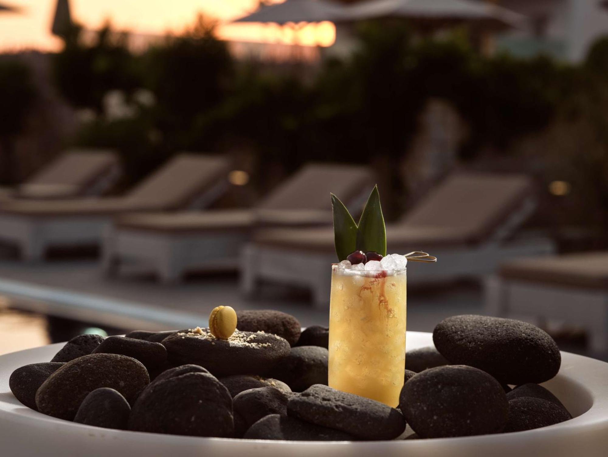 Sea Breeze Santorini Beach Resort, Curio By Hilton Agios Georgios  Екстериор снимка