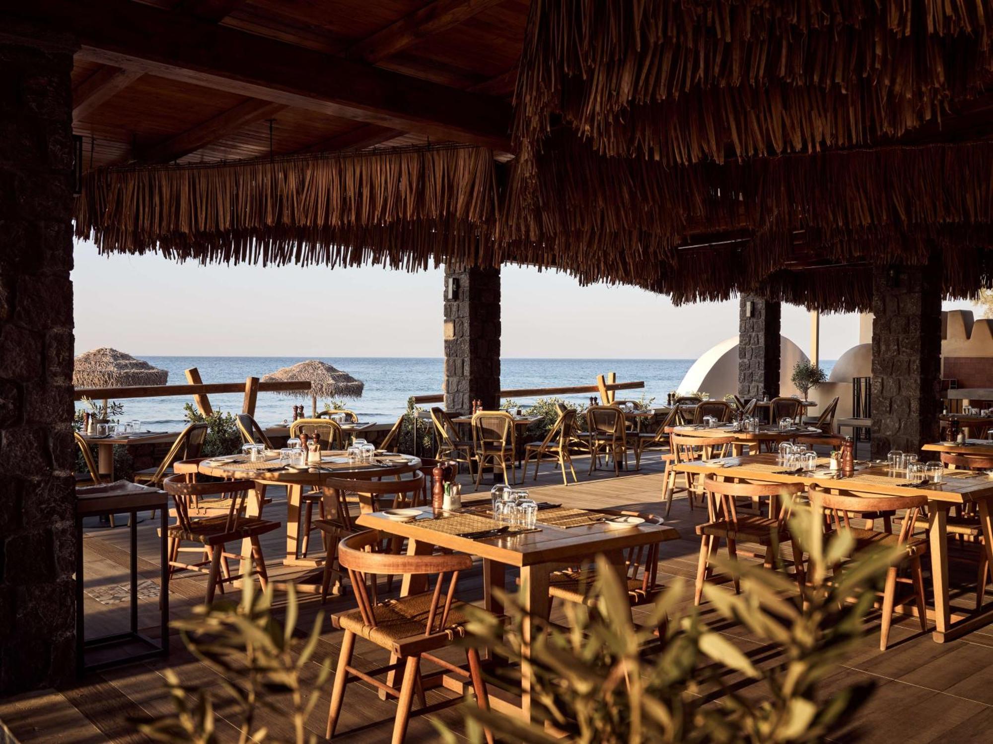 Sea Breeze Santorini Beach Resort, Curio By Hilton Agios Georgios  Екстериор снимка