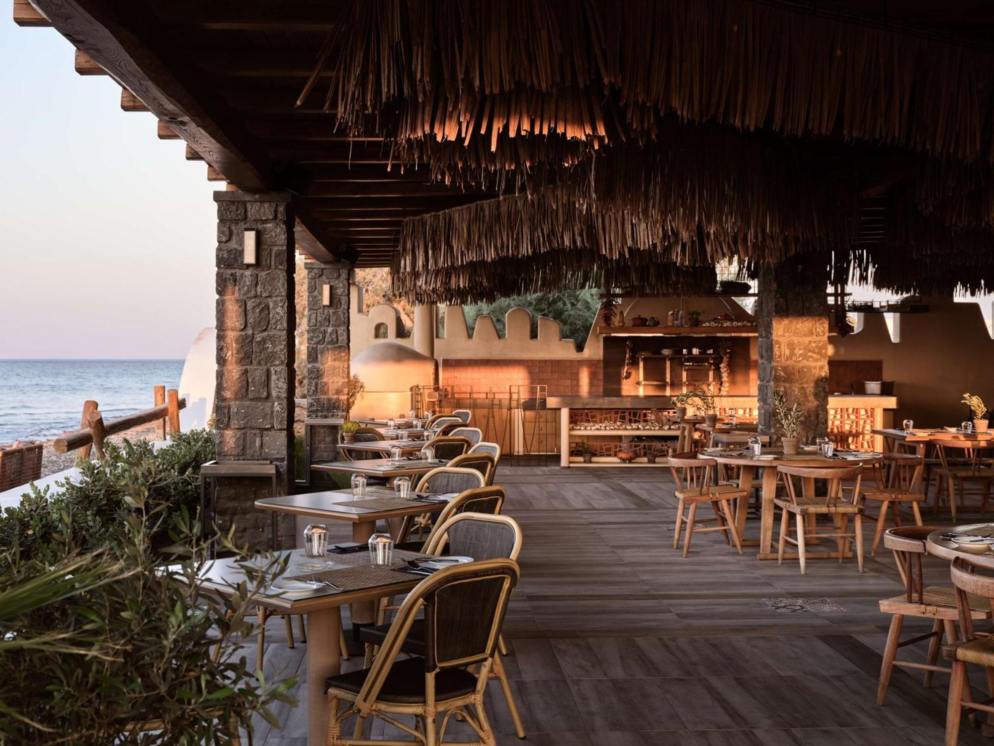 Sea Breeze Santorini Beach Resort, Curio By Hilton Agios Georgios  Екстериор снимка