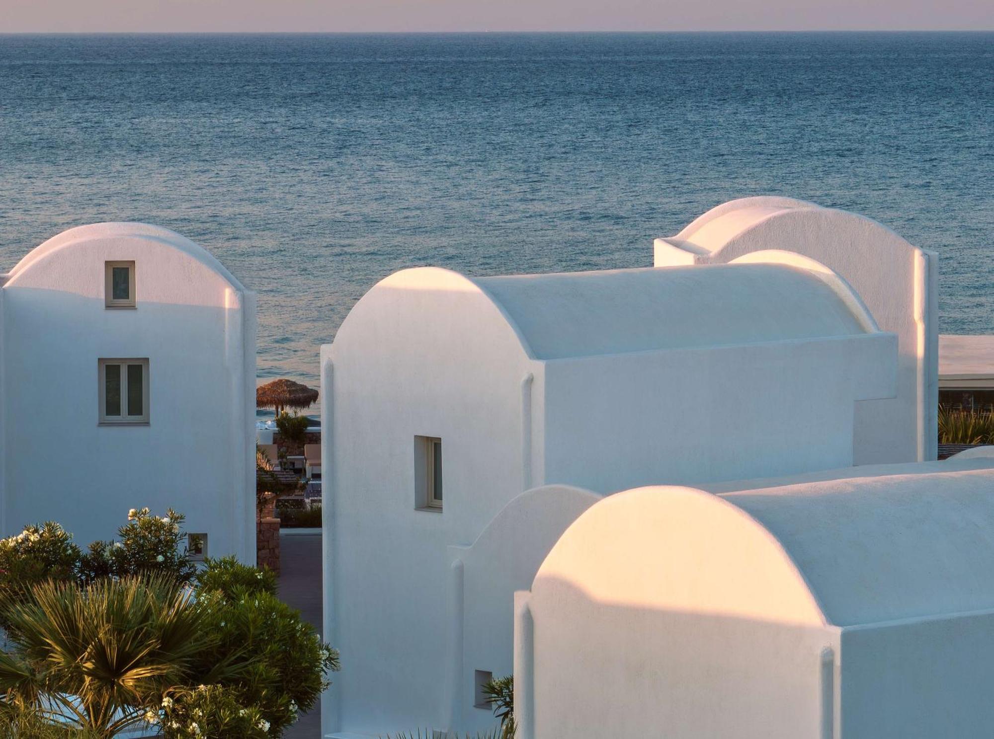 Sea Breeze Santorini Beach Resort, Curio By Hilton Agios Georgios  Екстериор снимка