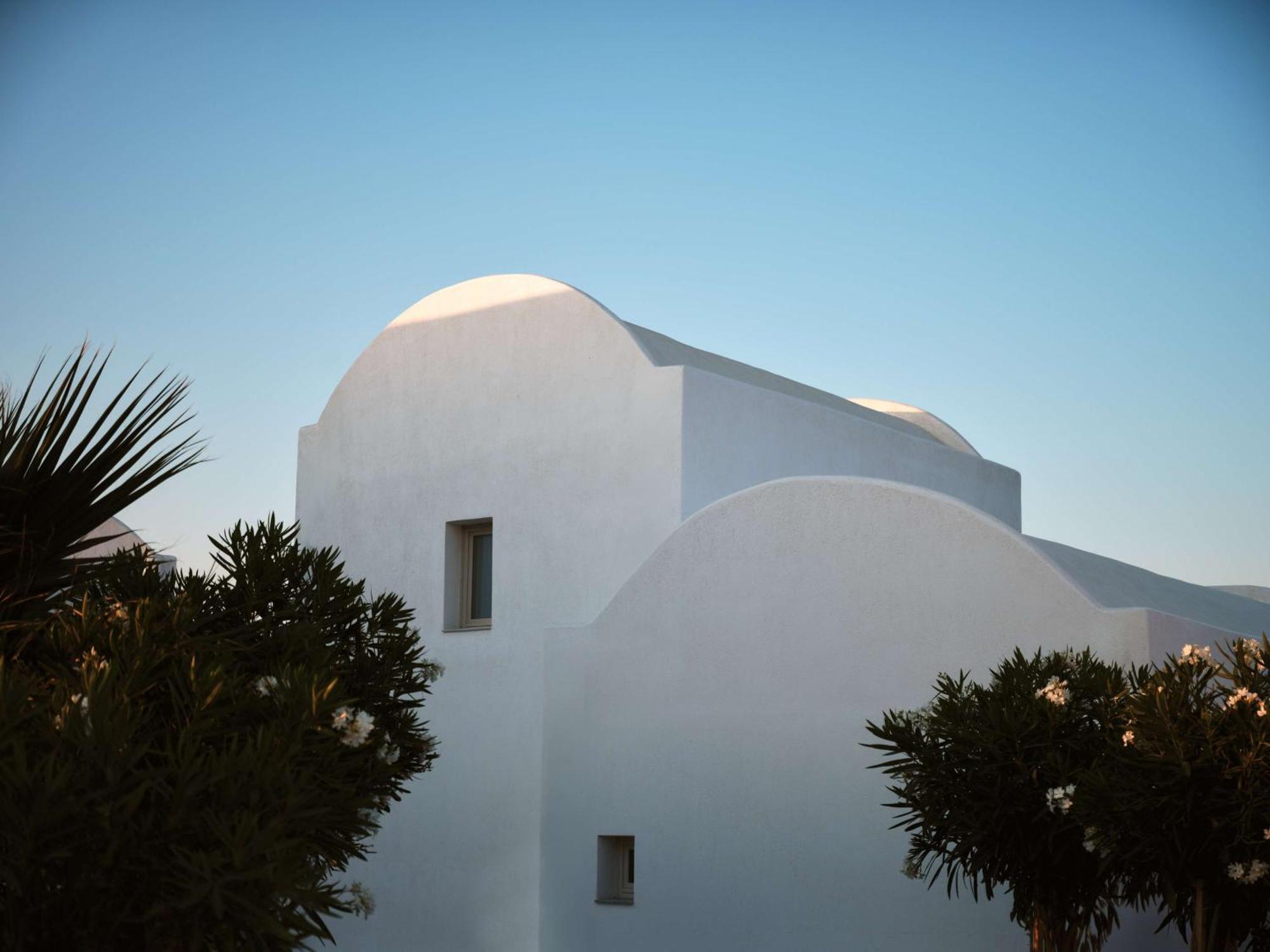 Sea Breeze Santorini Beach Resort, Curio By Hilton Agios Georgios  Екстериор снимка
