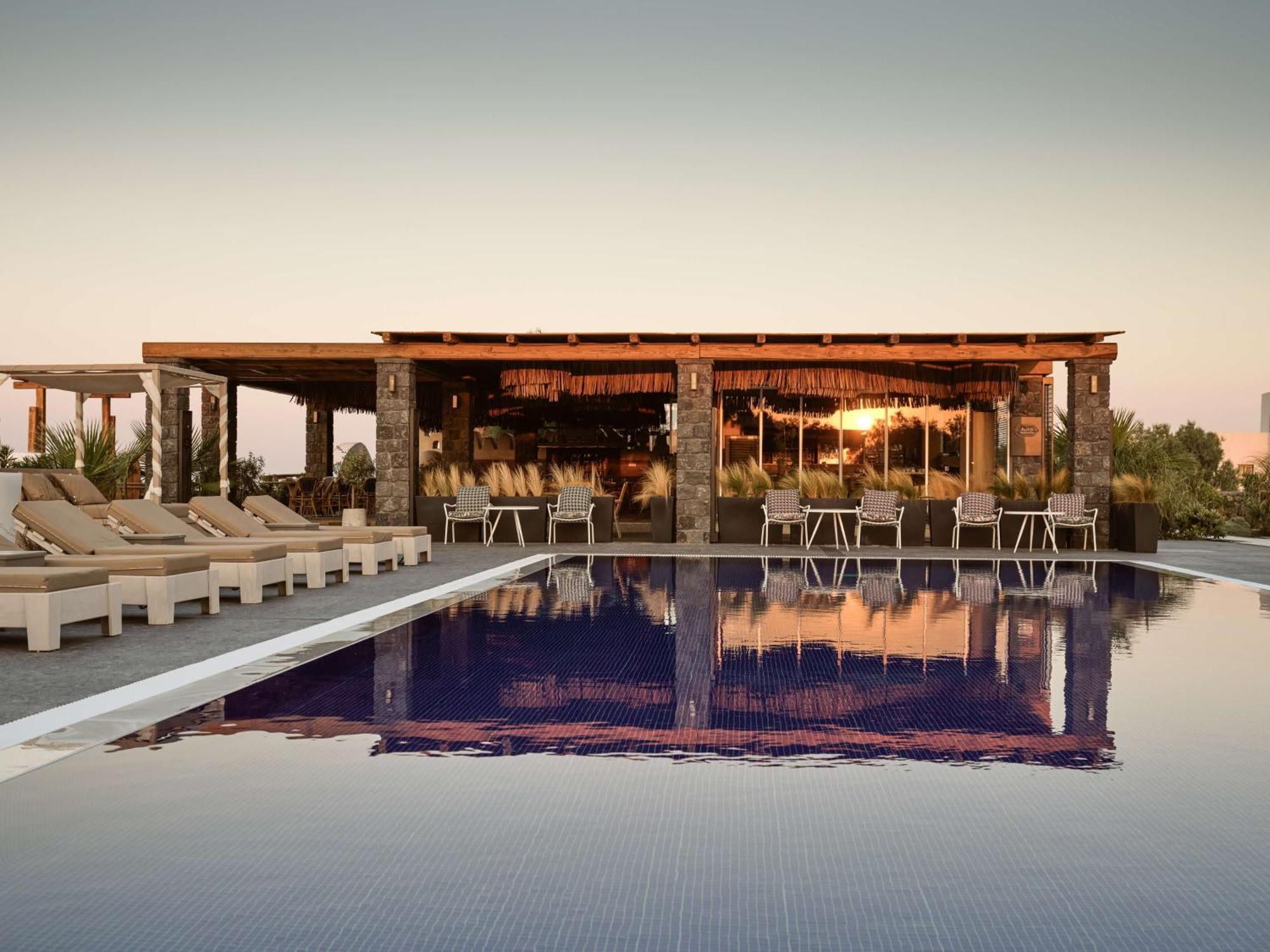 Sea Breeze Santorini Beach Resort, Curio By Hilton Agios Georgios  Екстериор снимка