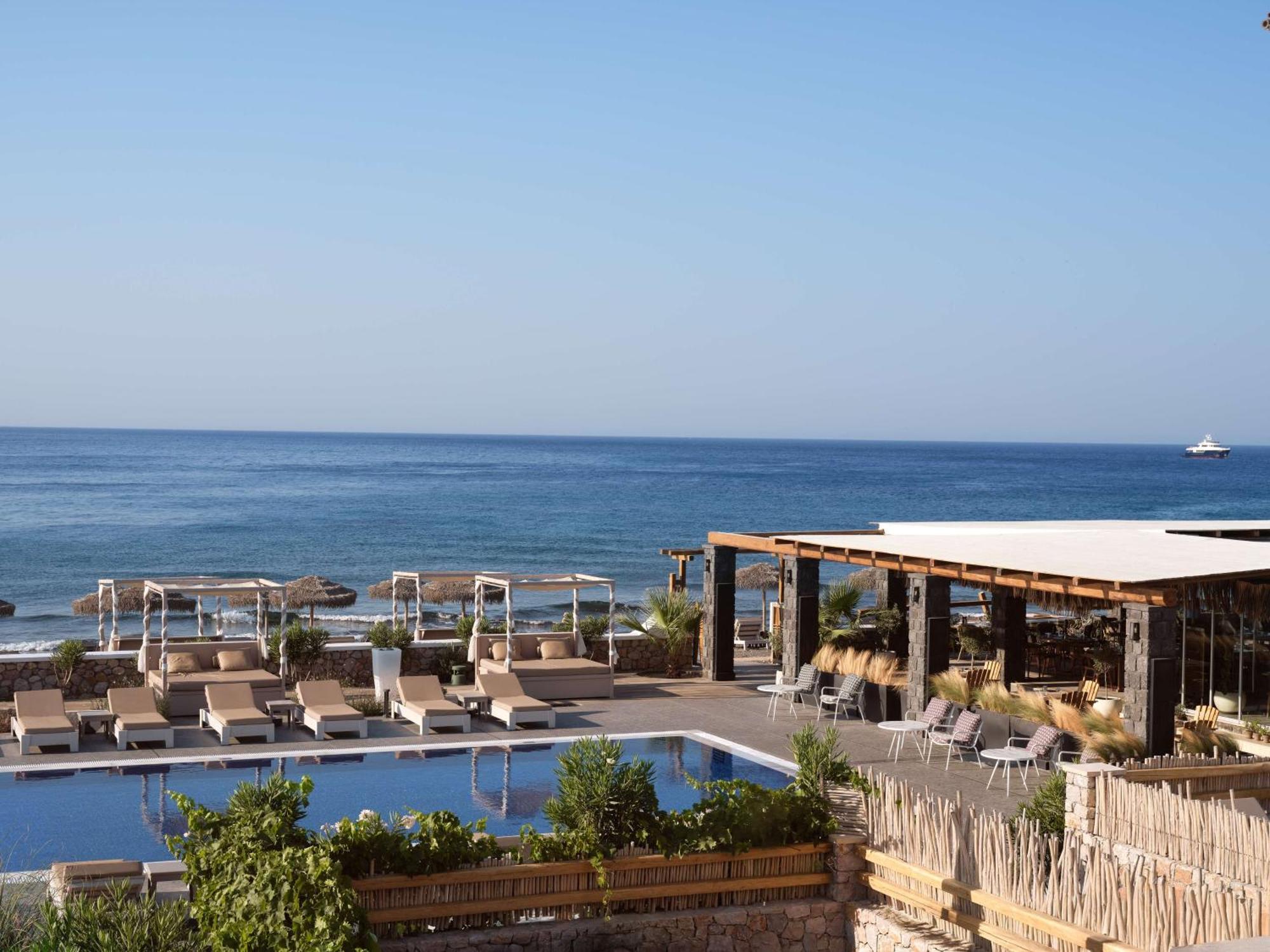 Sea Breeze Santorini Beach Resort, Curio By Hilton Agios Georgios  Екстериор снимка