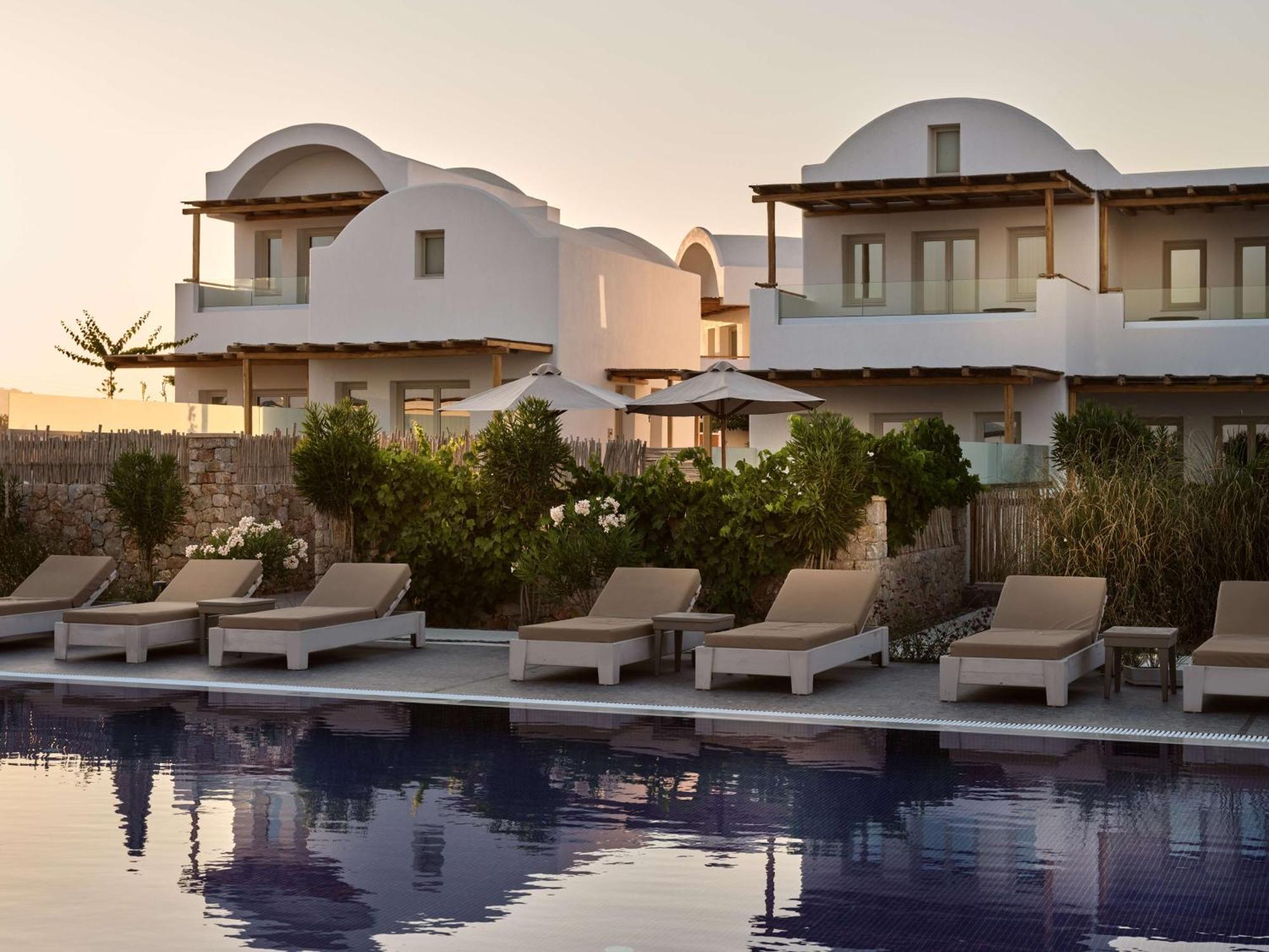 Sea Breeze Santorini Beach Resort, Curio By Hilton Agios Georgios  Екстериор снимка